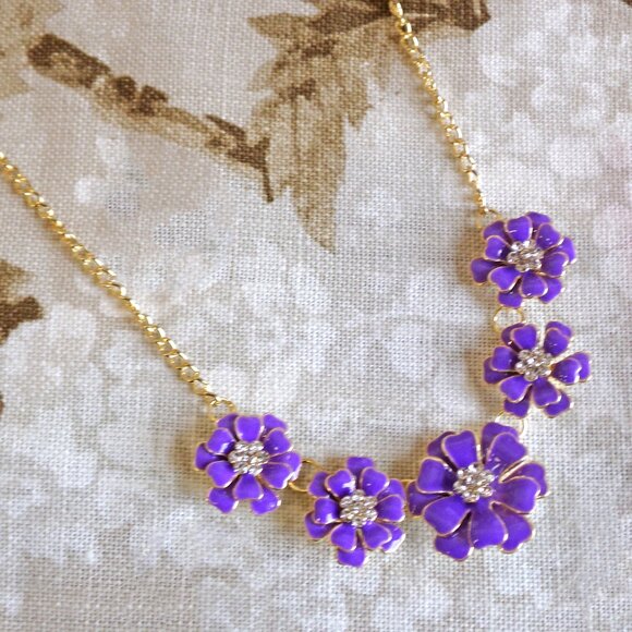Purple flower necklace and earring set with enamel and clear crystals - Picture 4 of 8